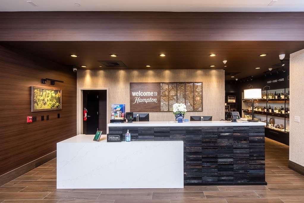 Hampton Inn & Suites Dobson Beltér fotó